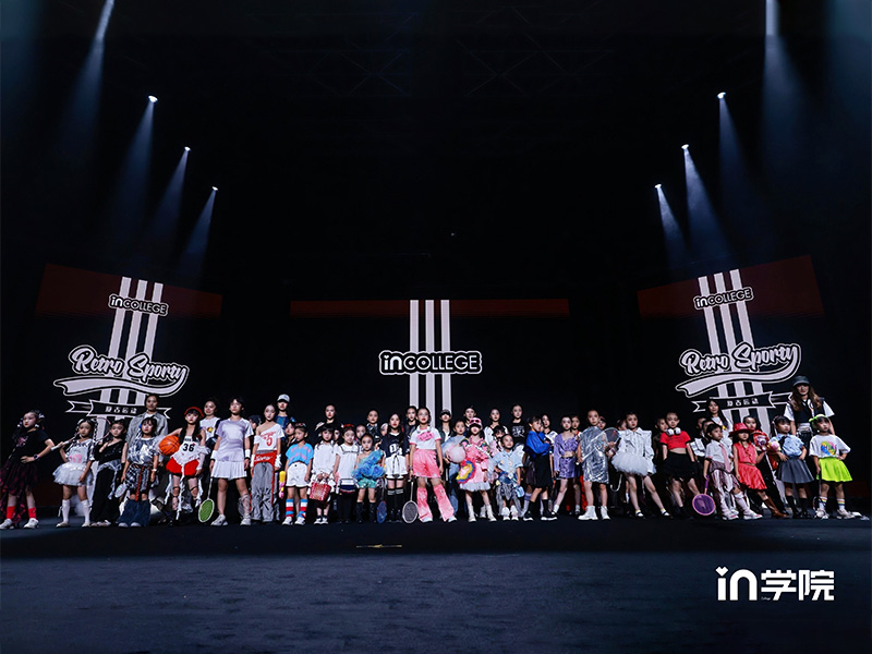 in学院创始人与学员合影，专注少儿模特与流行舞培训