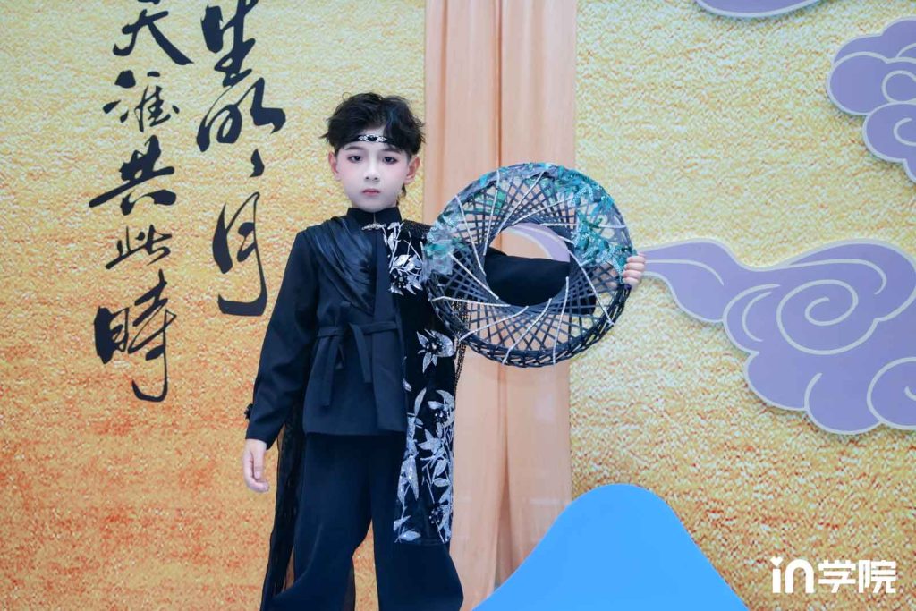 in学院少儿模特手持竹笠走秀